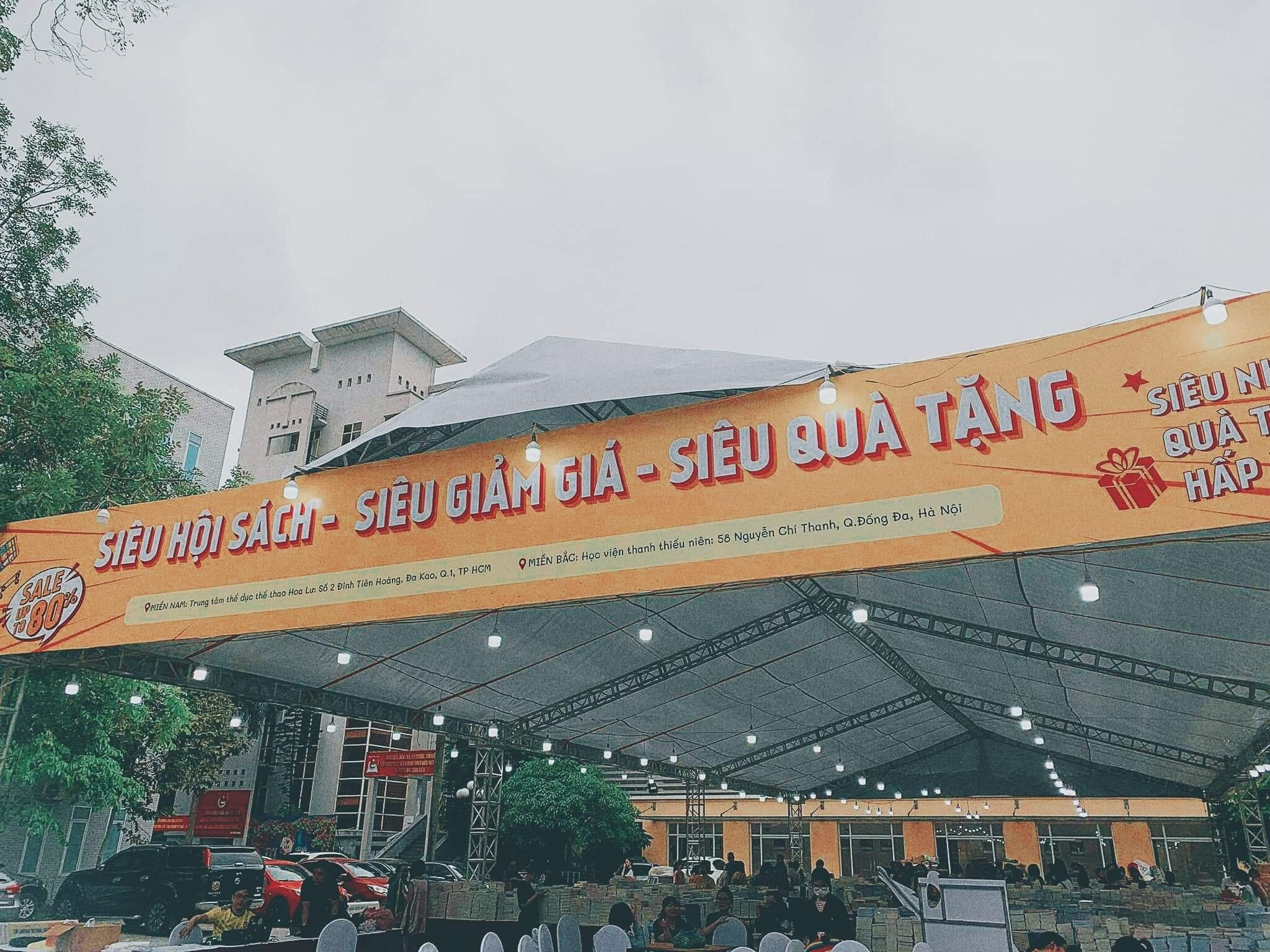 Hum nay là đến hội sách rồi, em nhìn quyển nào cũng muốn mua, muốn hốt hết luôn